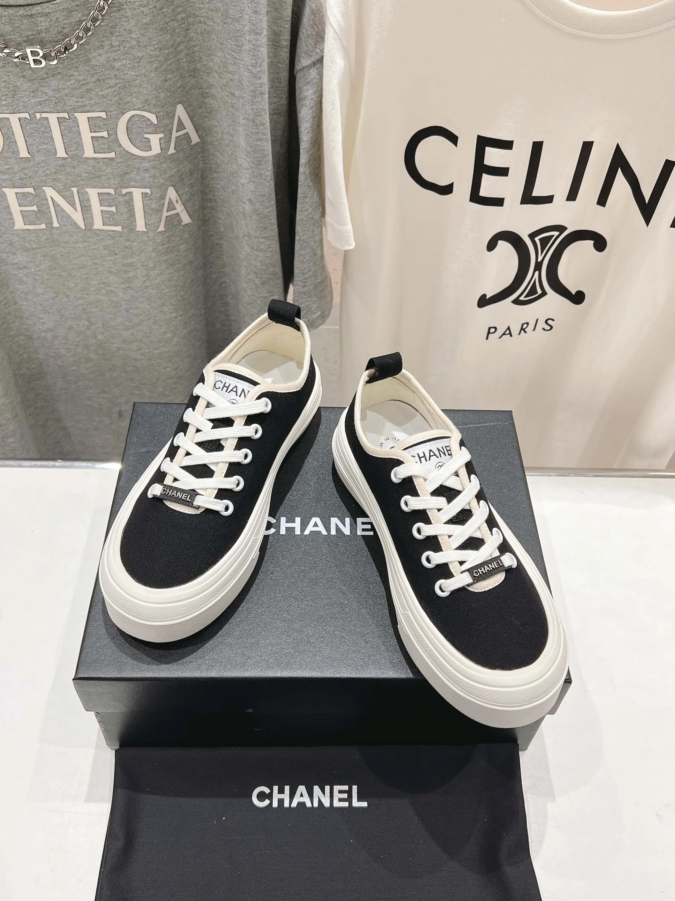 👟👟Ex-factory price 400👟👟 Chanel* Xiaoxiang 2025ss latest casual shoes, the currently super popular biscuit shoes. Internet celebrity Xiaohongshu is crazy about hot recommendations. The silly and cute style has a retro flavor! The shape is special and very recognizable. It makes your legs slimmer and longer. It is absolutely powerful. It is also very comfortable to wear. It has good looks. It is comfortable and increases your height. I must recommend it to everyone. The main feature of this year's series is minimalist style. ✔Fabric: original customized canvas. ✔Feet: water-dyed cowhide, comfortable on the feet. ✔Outsole: open-molded high-elastic rubber platform sole. ✔Number: 35-39.